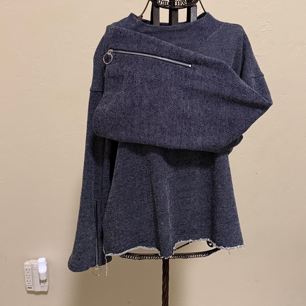 Vince Camuto Navy Sweatshirt with Zippered Sleeves